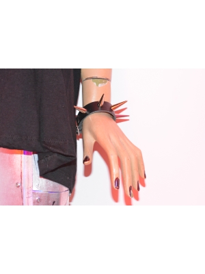 1 ROW MEDIUM CONE LEATHER WRISTBAND - BLACK 