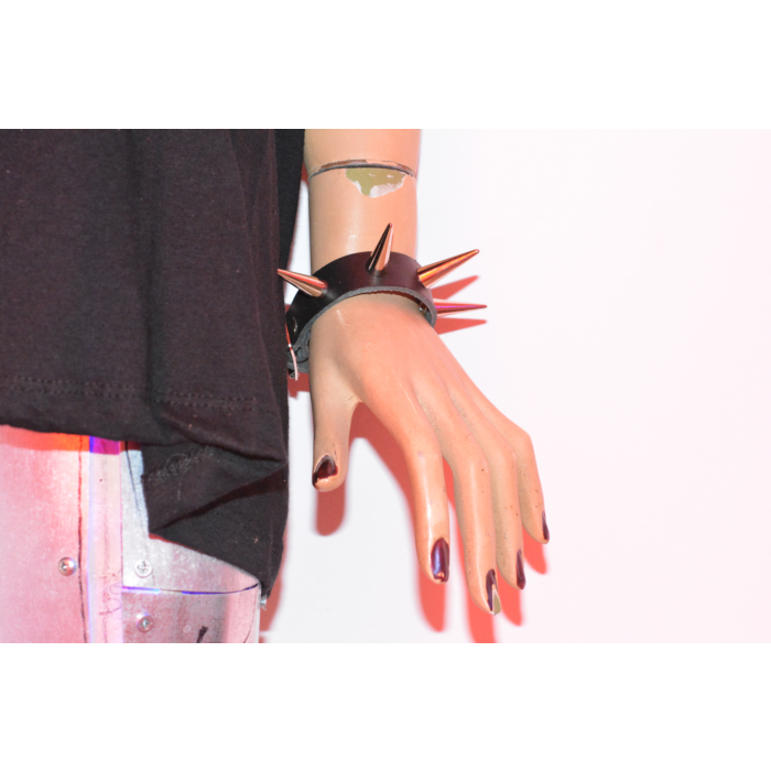 1 ROW MEDIUM CONE LEATHER WRISTBAND - BLACK 