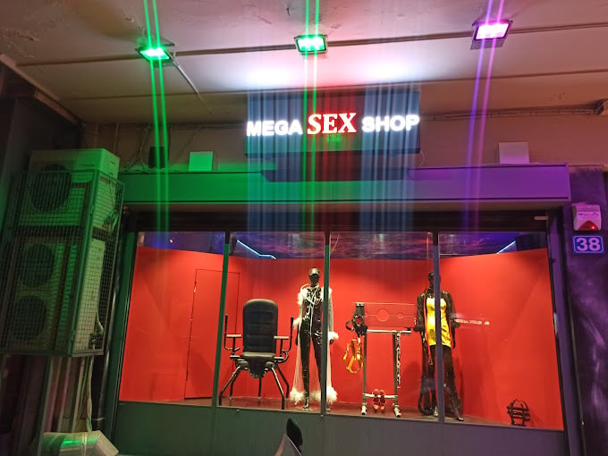 Βιτρίνα καταστήματος του Mega Sex Shop