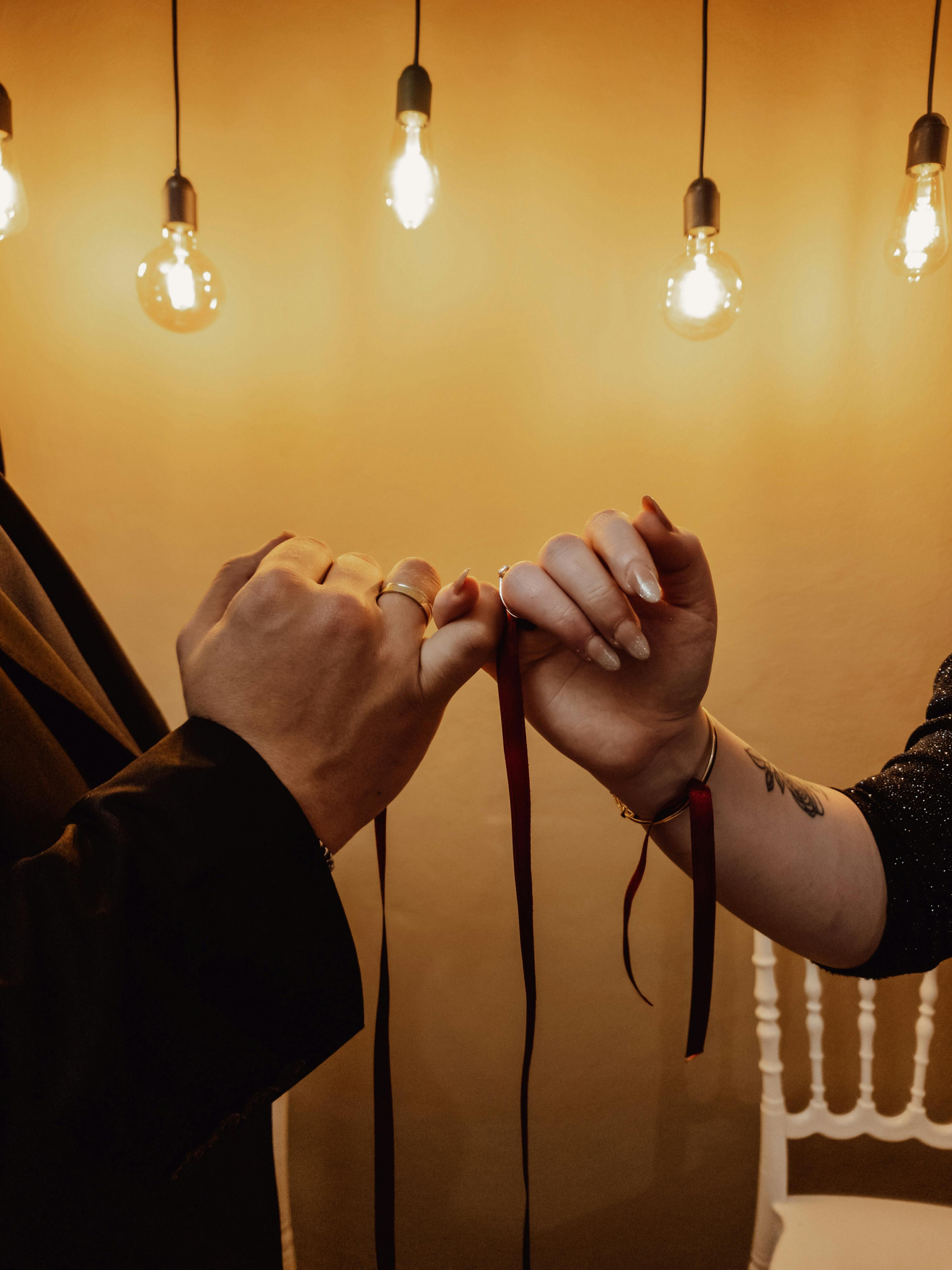 γυναίκα και άνδρας πιάνουν τα ακροδάκτυλά τους σαν σε συμφωνία