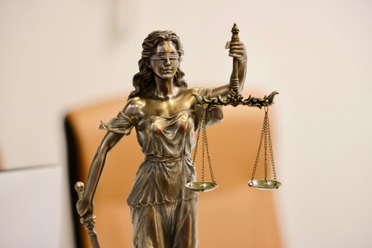 το άγαλμα της Θέτιδος που κρατάει τη ζυγαριά της δικαιοσύνης